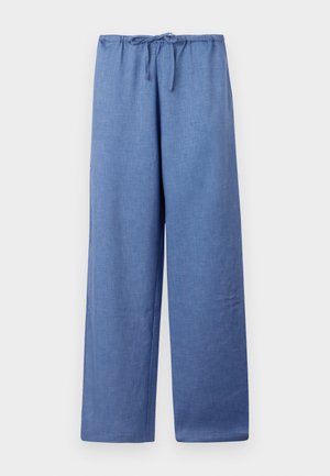 Pantalons larges bleu clair avec une taille à cordon, fabriqués dans un tissu doux, présentant une texture lisse et une coupe ample.
