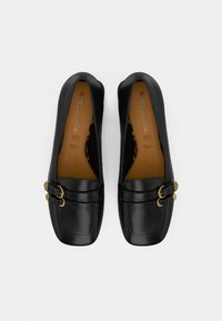 Μαύρες δερμάτινες λόφερ με χρυσές αγκίστρες, τετράγωνη μύτη και λεία υφή. Το εσωτερικό διαθέτει καφέ επένδυση με λεπτομέρειες λογότυπου της μάρκας.