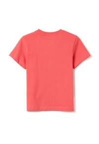 Camiseta de algodón de manga corta color coral, con un escote redondo y una textura suave. Sin patrones ni gráficos.