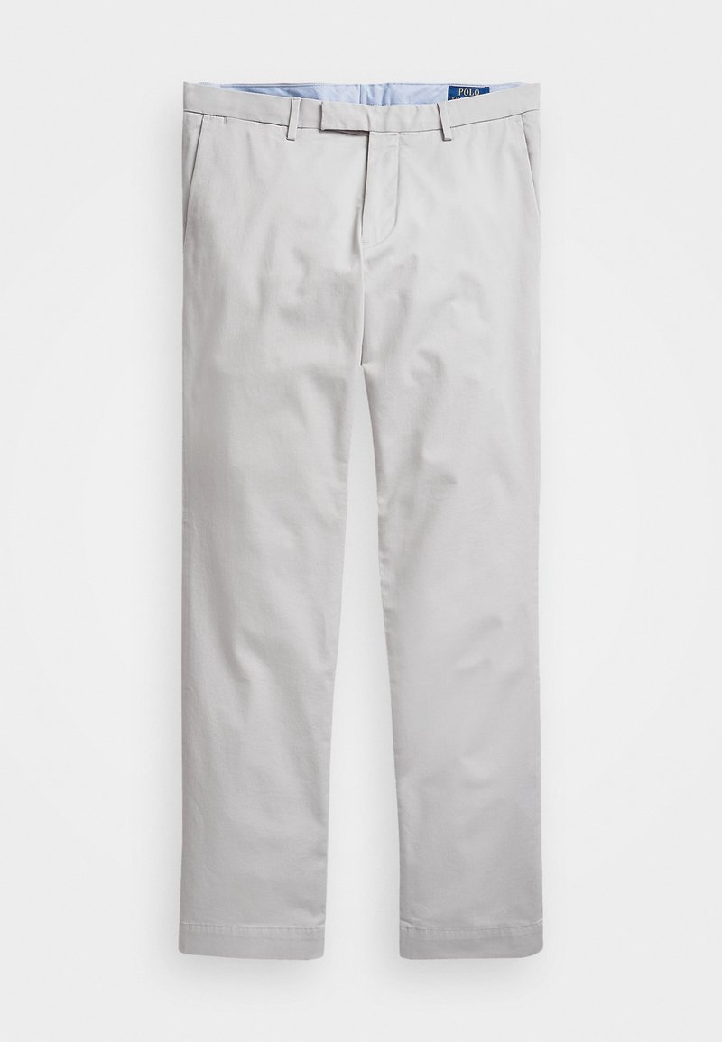 Chinos gris clair en mélange de coton, avec une coupe droite, passants de ceinture et devant plat. Couture simple et coupe classique.