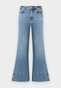 Φωτεινό γαλάζιο τζιν παντελόνι καμπάνα από denim με υψηλή μέση, διακοσμημένο με χρυσή αλυσίδα στη μέση και αντίθετες ραφές στο τελείωμα.