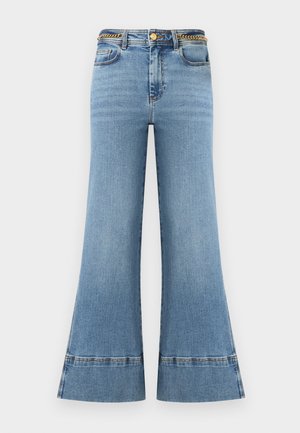 Lichtblauwe uitlopende spijkerbroek van denim met een hoge taille, voorzien van een gouden kettingaccent op de tailleband en contrasterende stiknaden bij de zoom.