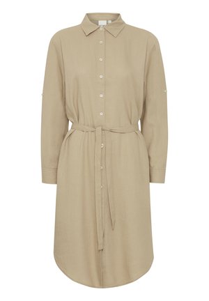 Beige mekko pehmeästä kankaasta, jossa on napitettava etuosa, kaulus, pitkät hihat ja yhteensopiva kangasvyö vyötäröllä.