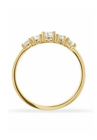 Anello d'oro con cinque gemme rettangolari trasparenti disposte uniformemente lungo la parte superiore della fascia su uno sfondo bianco.