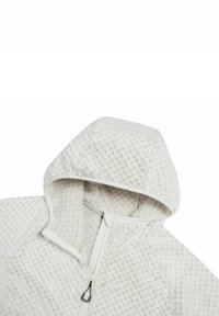 Weiße Fleece-Jacke mit Reißverschluss, einem strukturierten Wabenmuster, Kapuze und einem kontrastierenden Reißverschlussanhänger. Weicher, kuscheliger Stoff.