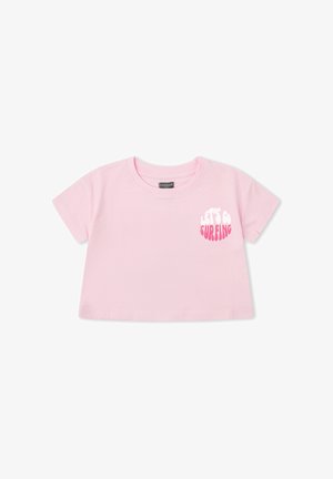 Camiseta rosa claro recortada con mangas cortas y texto blanco y rosa "Let's Go Surfing" en la parte superior izquierda del pecho.