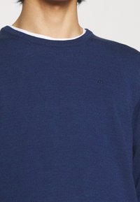 J.LINDEBERG Stickad tröja - blue