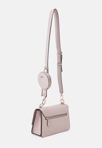 Růžová texturovaná kabelka s odnímatelným kulatým poutkem, zlatými detaily, zipovou kapsou a nastavitelným popruhem, s kontrastním černým lemem.