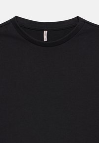 T-shirt en coton noir avec un col rond et une texture côtelée. Design simple, sans motifs ni ornements.