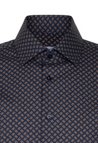 Marineblaues, gemustertes Hemd mit geometrischem Design in Hellbraun. Klassischer Kragen mit drei Knöpfen vorne. Glatte Stoffstruktur.