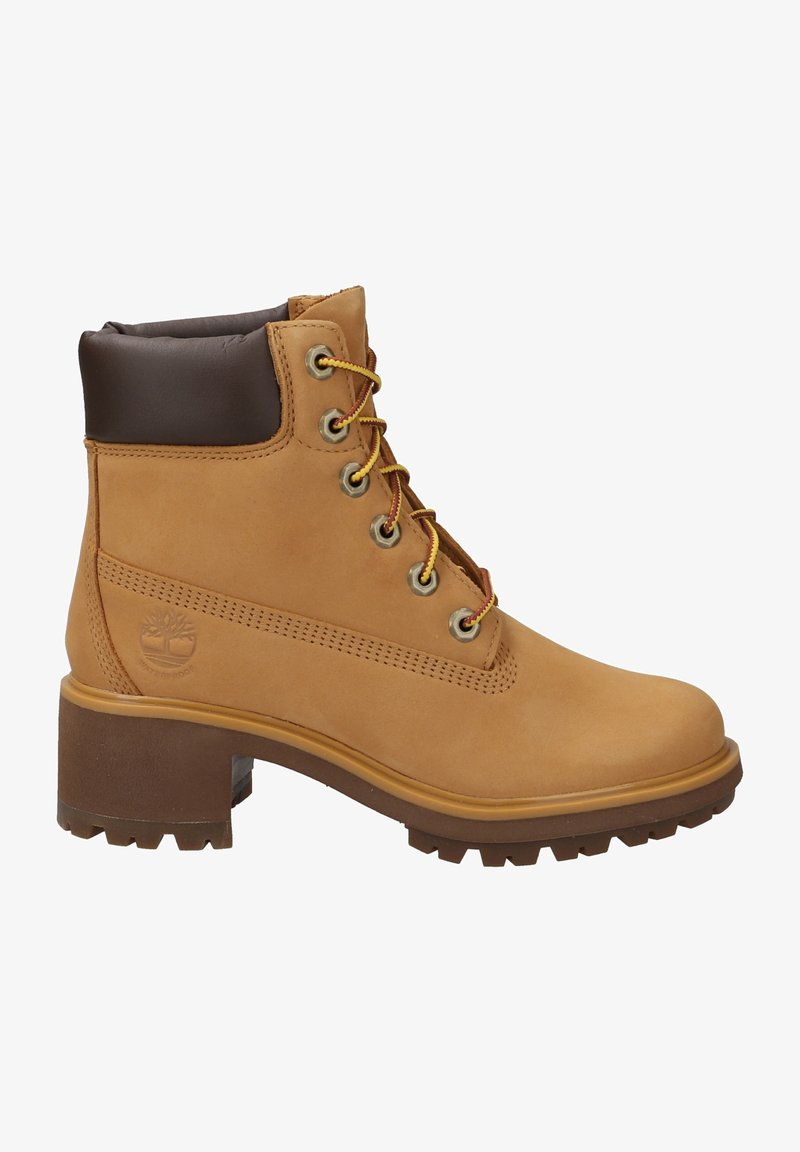 Bottine en cuir marron clair avec col rembourré foncé, lacets jaune-marron, œillets métalliques et semelle épaisse en caoutchouc marron avec talon bloc.