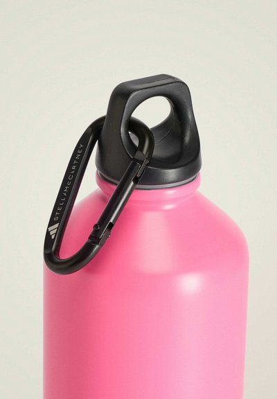 Borraccia metallica rosa con tappo a vite nero e moschettone nero fissato all'anello del tappo su sfondo semplice.