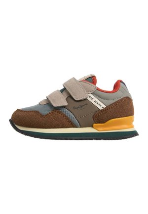 Børnesneaker med brun ruskind, gråt mesh, beige velcrolukninger, orange indvendig foring og gul hælaccent, sidebillede.
