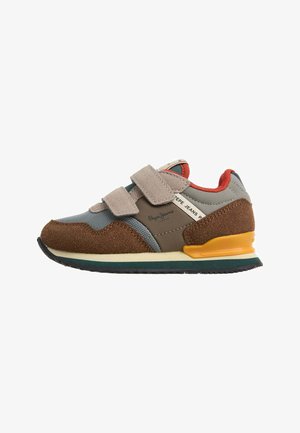 Dziecięcy sneaker z brązowego zamszu, szarej siateczki, beżowych pasków na rzepy, pomarańczowej podszewki i żółtego akcentu na pięcie, widok z boku.