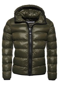 Chaqueta acolchada verde oliva oscuro con exterior brillante, patrón acolchado horizontal, cremallera completa al frente y capucha desmontable. Ribete negro alrededor del cuello.