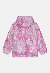Chaqueta con capucha de patrón de mármol rosa, con puños y dobladillo elásticos. Presenta un diseño texturizado con tonos variados de rosa y blanco.