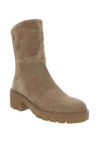 Stivaletto in suede marrone chiaro con punta rotonda, suola piattaforma spessa e una texture liscia. Presenta cuciture minime e nessun hardware visibile.