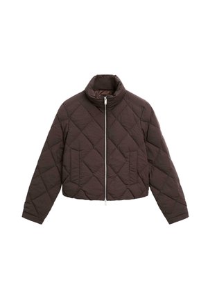 Veste courte en cuir matelassé marron foncé avec un col haut, des poches avant et une fermeture éclair argentée. Présente un motif de couture en losange.