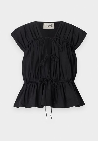 Črna kratkotrajna bluzica s nabranim dizajnom, nastavljivimi vezalkami v pasu in razširjenim robom. Narejena iz gladkega, lahkega materiala.