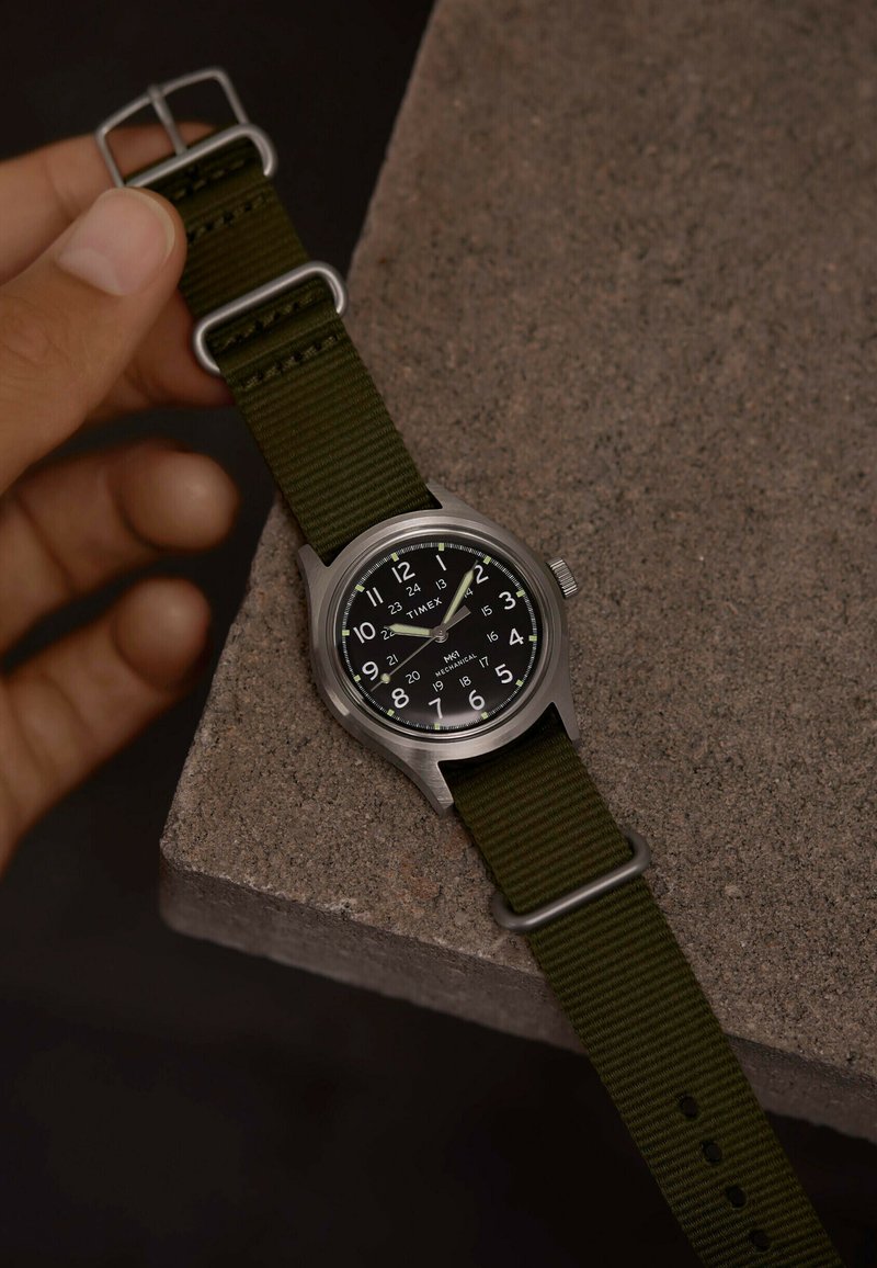 Timex Lab TW2Y19400 Timex X Wednesday - Weekender • EAN