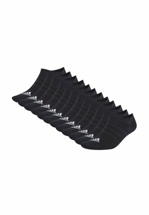 Dieci paia di calzini neri a taglio basso Adidas con logo bianco, disposti in fila su uno sfondo bianco.