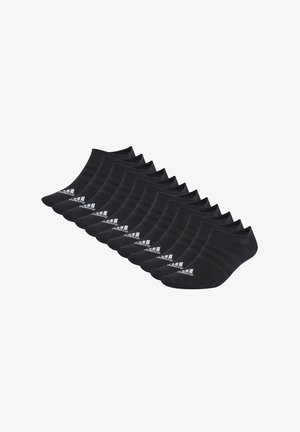 Ti par sorte lavskårne Adidas-sokker med hvidt logo, arrangeret i en række på en hvid baggrund.