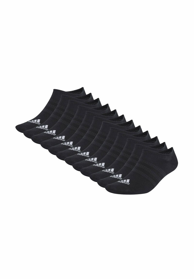 Diez pares de calcetines negros de corte bajo de Adidas con logo blanco, dispuestos en una fila sobre un fondo blanco.