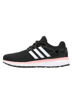 Czarny but do biegania z białymi paskami Adidas, różową midsole i białą podeszwą zewnętrzną, z siateczkową cholewką i sznurowaniem.