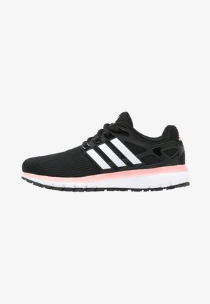 Zapatilla negra de correr con rayas blancas de Adidas, entresuela rosa y suela blanca, con parte superior de malla y cierre de cordones.