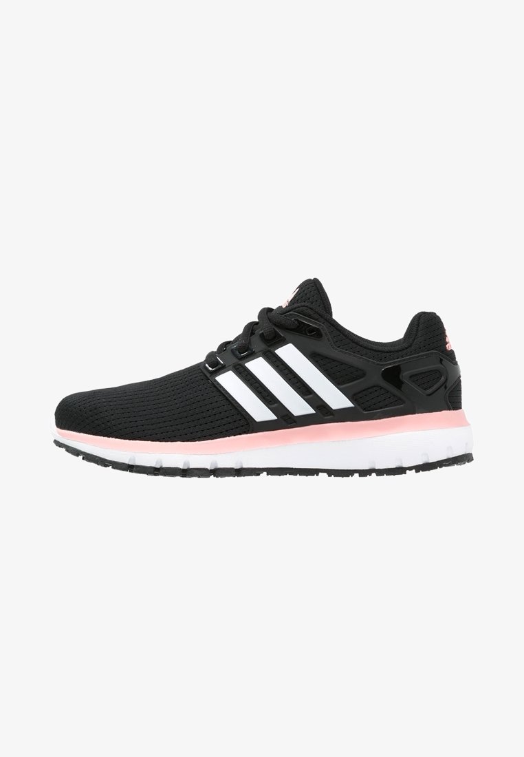 Chaussure de course noire avec des bandes blanches Adidas, une semelle intermédiaire rose et une semelle extérieure blanche, dotée d'une tige en mesh et d'une fermeture à lacets.