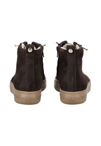 Bottes chelsea en daim marron avec une semelle en caoutchouc beige, dotées de fermetures éclair, d'une doublure douce et d'un accent logo à l'arrière.