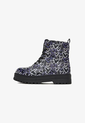 Czarne botki za kostkę z grubą podeszwą, z kolorowym wzorem serc w białym i purpurowym kolorze, wykonane z materiału syntetycznego z zapięciem na sznurówki.