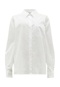 Chemise blanche à manches longues en coton. Comprend une fermeture boutonnée sur le devant, un col pointu et une poche poitrine unique. Texture lisse, coupe classique.
