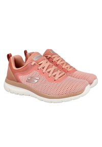 Zapatillas deportivas de malla rosas con diseño de cordones, cuello acolchado y suela blanca en contraste. Presenta el logo de Skechers en el lateral.