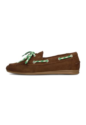 Bruine suède mocassinschoenen met groen en witte patroondessins, voorzien van zilveren veterogen en een flexibele rubberen zool.
