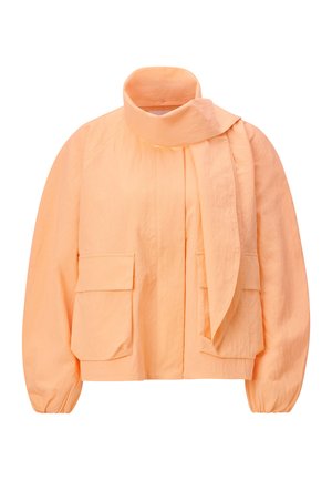 Šviesiai oranžinė striukė su ilgomis rankovėmis, aukštu apykakliu, prisegtu skaros detaliu ir dviem didelėmis priekinėmis kišenėmis su atvartais.