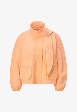 Šviesiai oranžinė striukė su ilgomis rankovėmis, aukštu apykakliu, prisegtu skaros detaliu ir dviem didelėmis priekinėmis kišenėmis su atvartais.