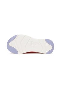 Suola di sneakers bianche con accenti viola chiaro, caratterizzata da una presa testurizzata, scanalature sottili e un logo impresso al centro.