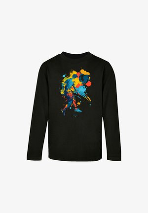 Schwarzes Langarm-T-Shirt mit einem bunten Grafikdruck eines Fußballspielers in blauen, gelben und roten Farbspritzern.