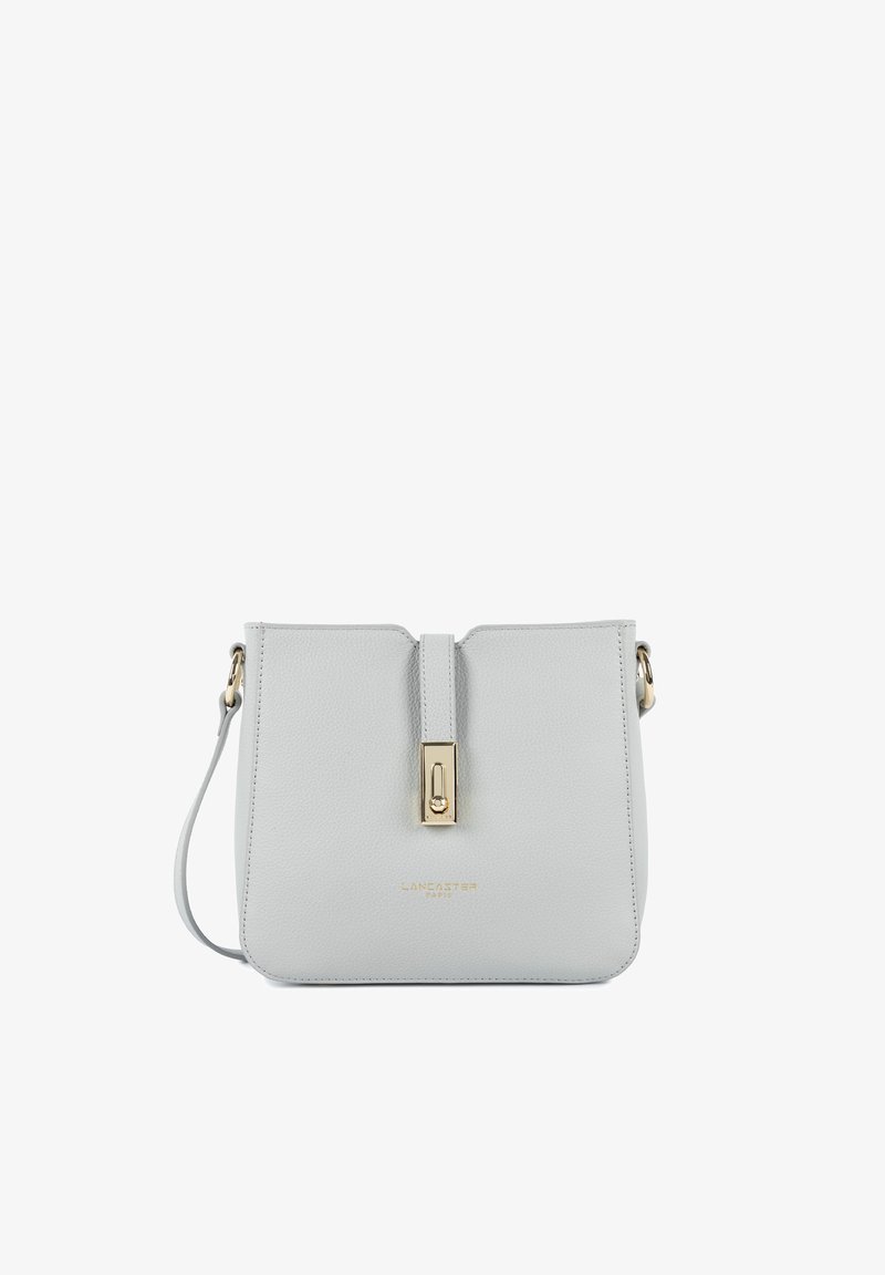Sac bandoulière en cuir gris clair avec fermoir doré et bandoulière réglable, logo Lancaster Paris embossé au centre de l'avant.
