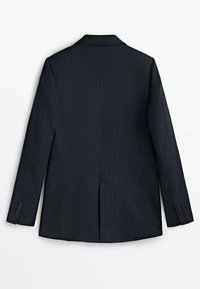 Veste de costume bleu marine à fines rayures vue de dos avec manches longues et détails de boutons aux poignets.