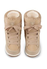 Beżowe zimowe buty z wyściełanym wierzchem, teksturowanym materiałem, sznurowadłami i naszywką z logo. Miękka podszewka i gumowa podeszwa zapewniająca przyczepność.