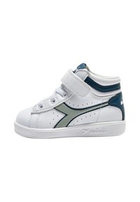 Sneaker alta bianca con accenti verdi e blu, design perforato, chiusura con lacci e velcro, suola in gomma e logo impressa sul tallone.