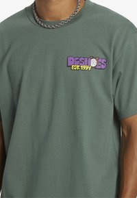 DC Shoes ITS TIME - T-shirts print - bpg dark forest