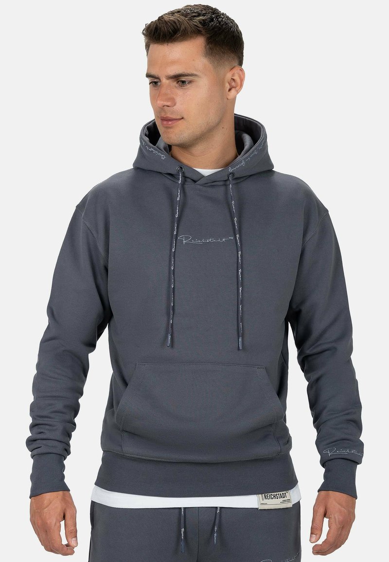 Felpa con cappuccio grigia scura in tessuto misto cotone, dotata di tasca frontale, cappuccio con coulisse e ricamo del logo a contrasto sul petto e ai polsini.