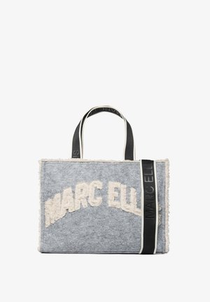 Grijze vilten draagtas met crèmekleurige, pluizige letters die "MARC ELLI" spellen. Voorzien van zwarte riemen met logo-accenten. Zachte textuur.