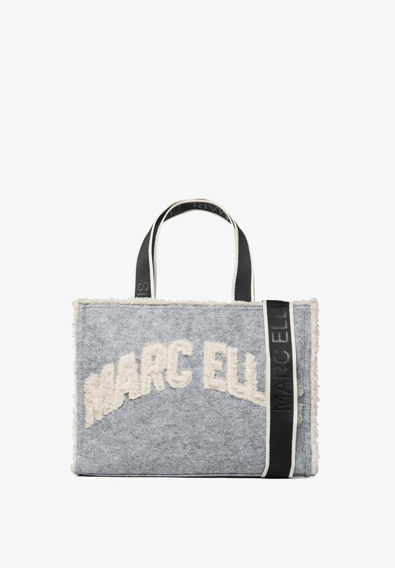 Grijze vilten draagtas met crèmekleurige, pluizige letters die "MARC ELLI" spellen. Voorzien van zwarte riemen met logo-accenten. Zachte textuur.