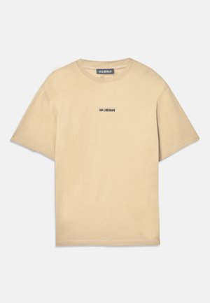 T-shirt en coton beige à manches courtes, coupe décontractée, col rond et un petit logo imprimé en couleur foncée sur la poitrine.