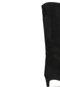 Bota alta de ante negro con una textura suave, forma estilizada y un tacón alto y estrecho para mayor elevación.