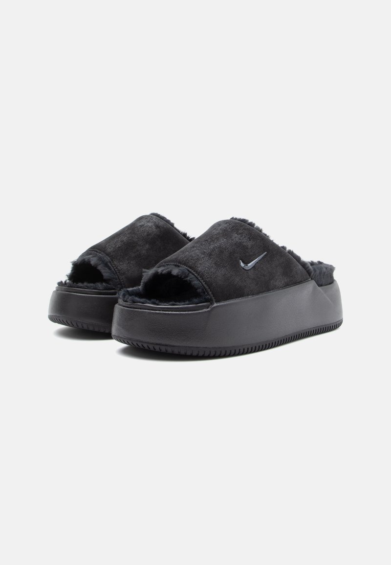 Sandali in suede nero a scivolo con punta aperta, fodera interna morbida, suola spessa in gomma e logo Nike metallici sulla parte superiore.